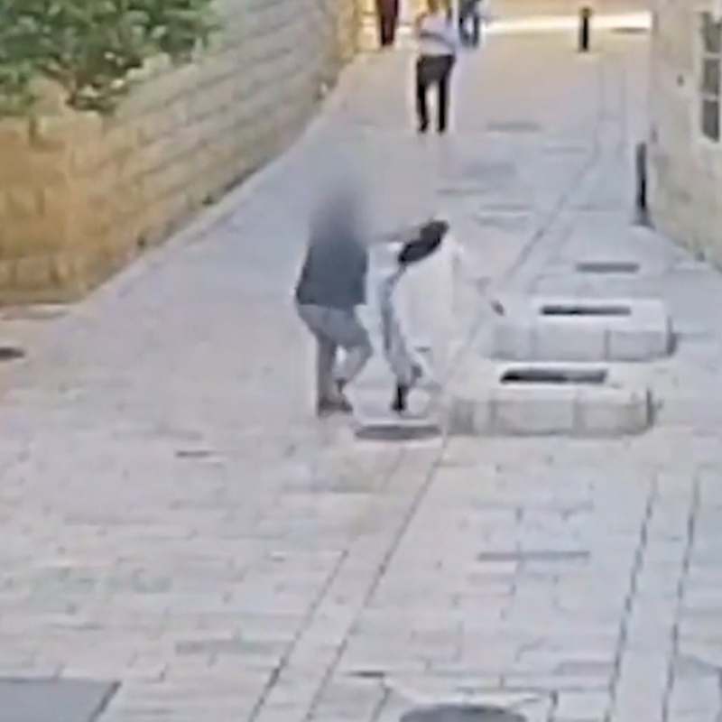 yonah-screiber-empuja-a-la-monja-en-jerusalen
